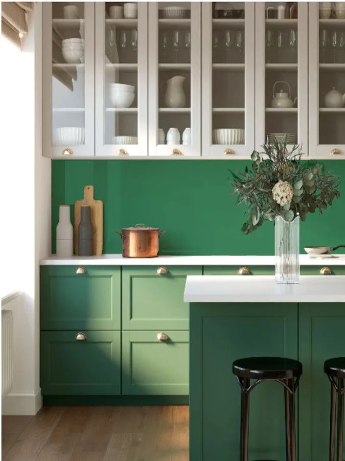 Cocina moderna en verde con encimeras blancas muy chic