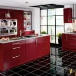 Cocina moderna roja con suelo negro