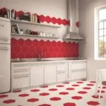 Cocina con hexágonos rojo y blanco
