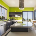 Cocina moderna verde lima con muebles metalizados