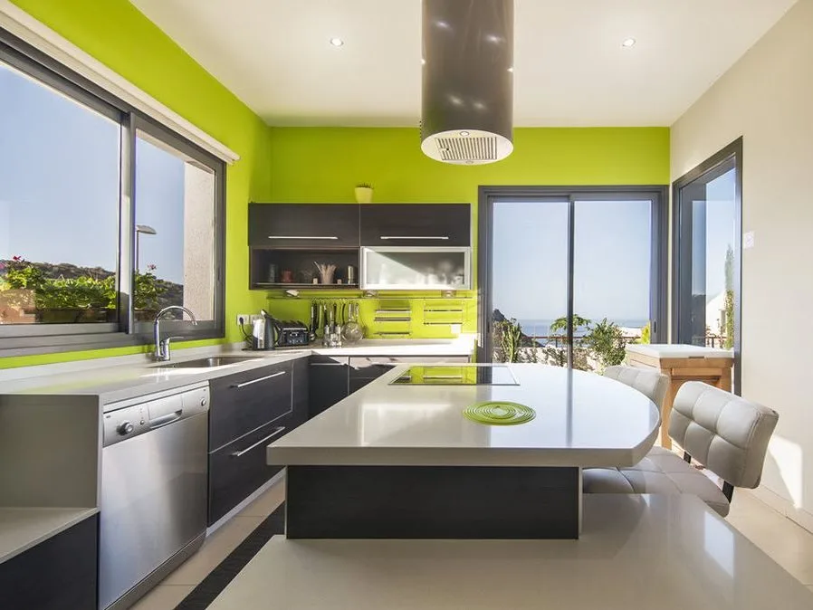 Cocina moderna verde lima con muebles metalizados