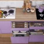 Cocina moderna violeta con madera