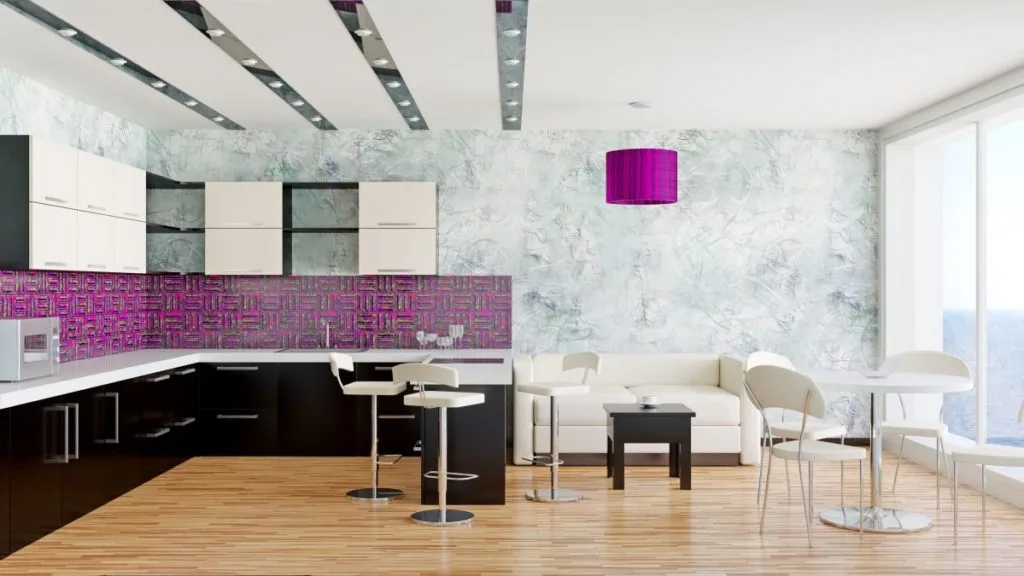 Cocina púrpura con suelo de madera