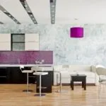 Cocina púrpura con suelo de madera