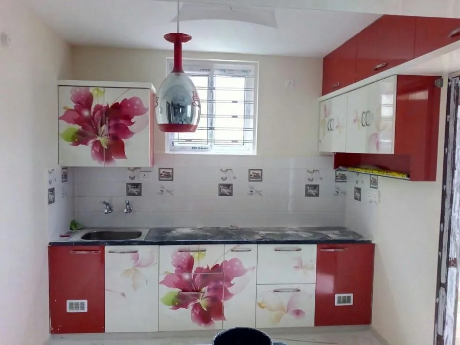 Cocina moderna roja y blanca con ilustraciones
