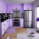 Cocina moderna violeta con suelo de madera