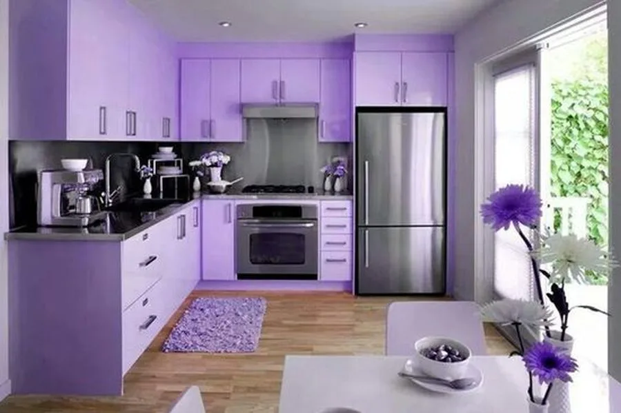 Cocina moderna violeta con suelo de madera