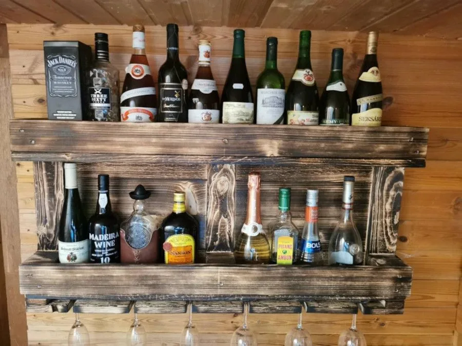 Estante para botellas y copas hecho en palets