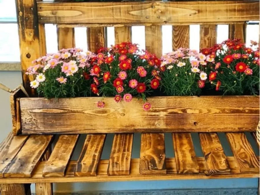 Estante para jardin hecho con palets con aspecto rústico y estilo retro
