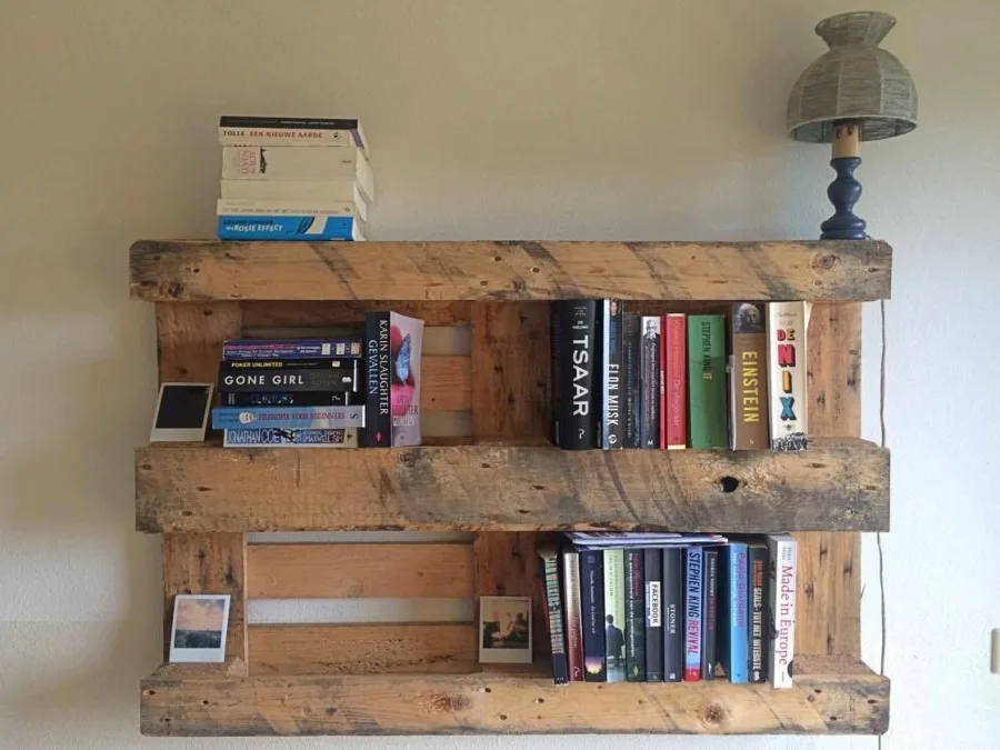 Estantería con palet antiguo oscuro usada como librería