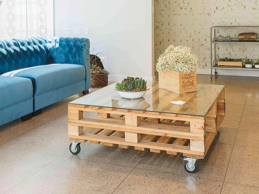 Mesa con pallets y ruedas de interior