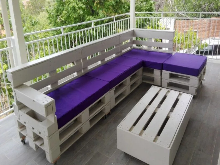 Mueble con palets en blanco y cojines morados