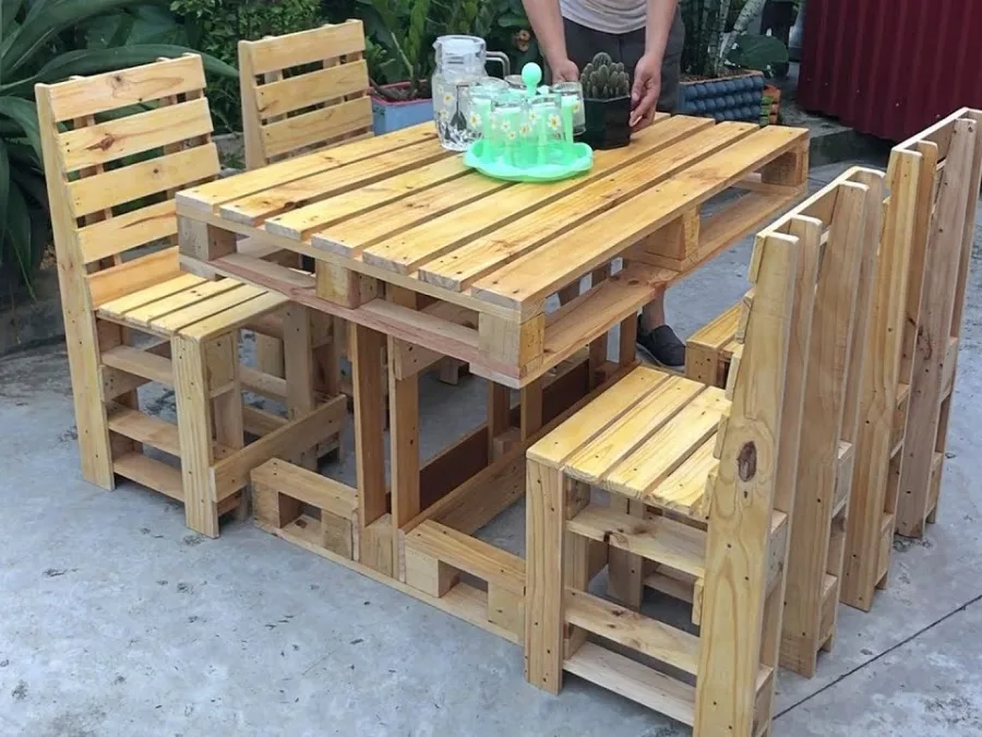 Sillas y mesas de exterior con palets