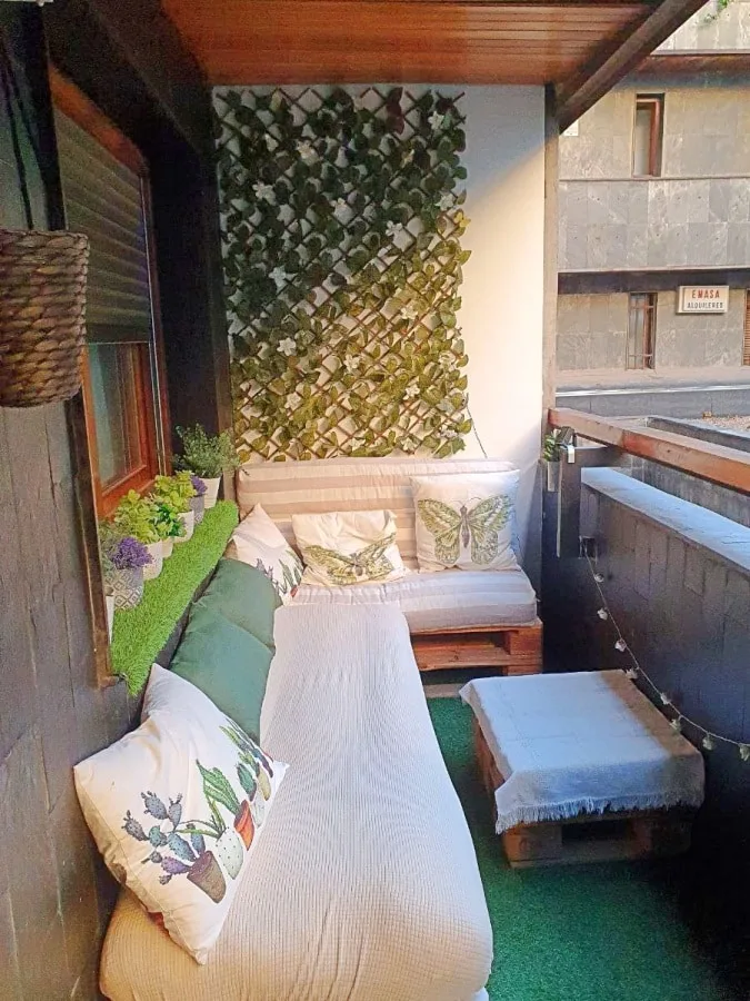 Sofá con Pallets y mini mesa en Terraza.