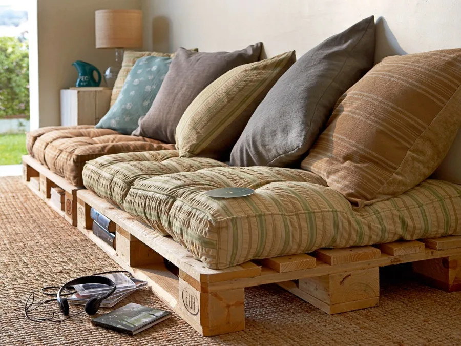 Sofa sencillo de palets y cojines de colores