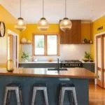 Cocina amarilla con azul y madera