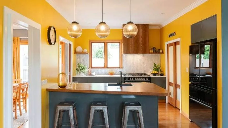Cocina amarilla con azul y madera
