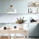 Cocina en celeste, gris y madera