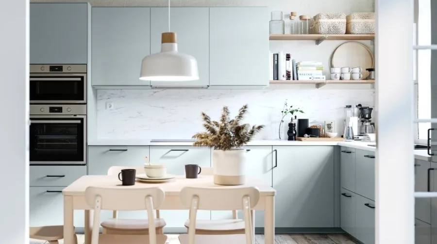 Cocina en celeste, gris y madera