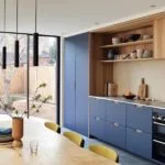 Cocina en azul y madera