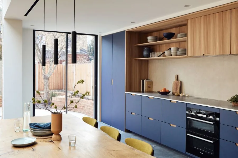 Cocina en azul y madera