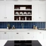 Cocina en blanco y azul