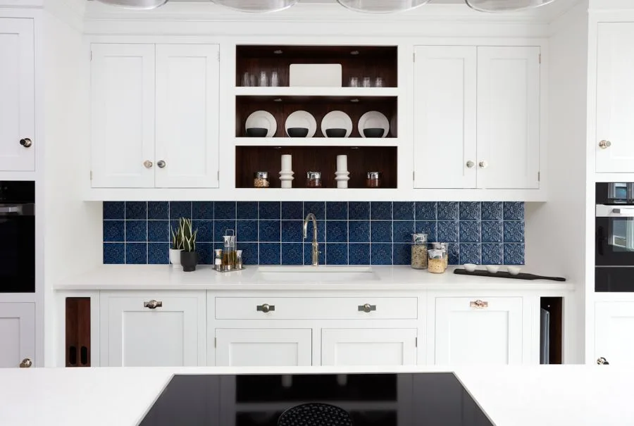Cocina en blanco y azul