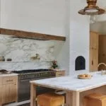 Cocina color madera con mármol blanco