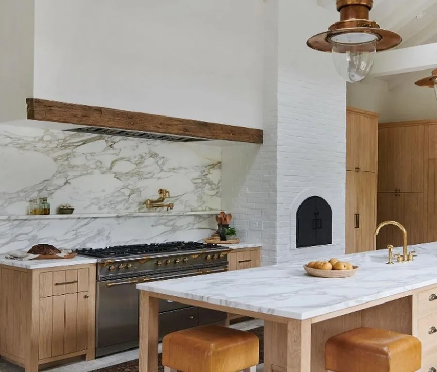Cocina color madera con mármol blanco