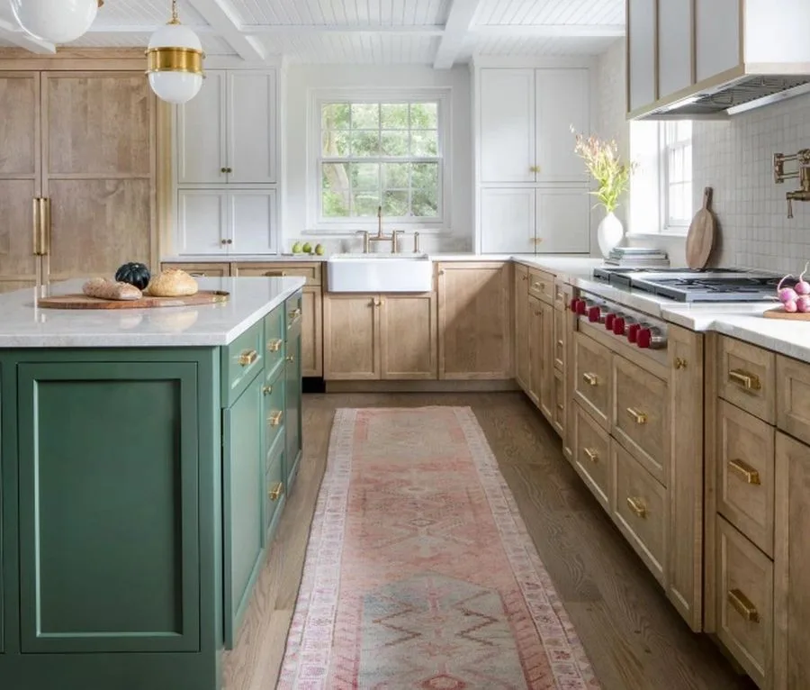 Cocina en madera y verde oliva