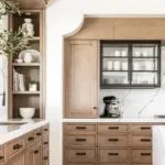 Cocina en blanco y madera