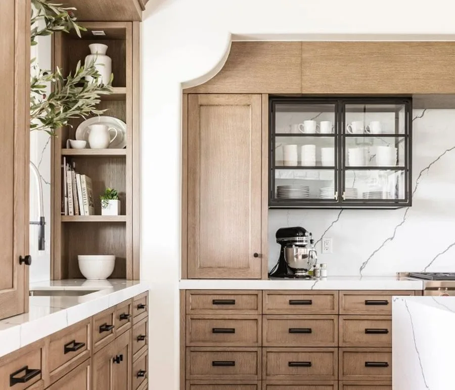 Cocina en blanco y madera