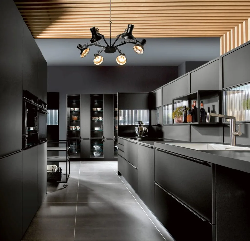 Cocina en color negro con madera en techos
