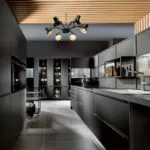 Cocina en color negro con madera en techos