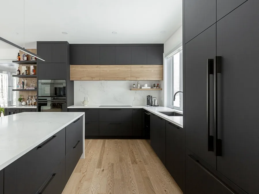 Cocina en color negro moderna y amplia