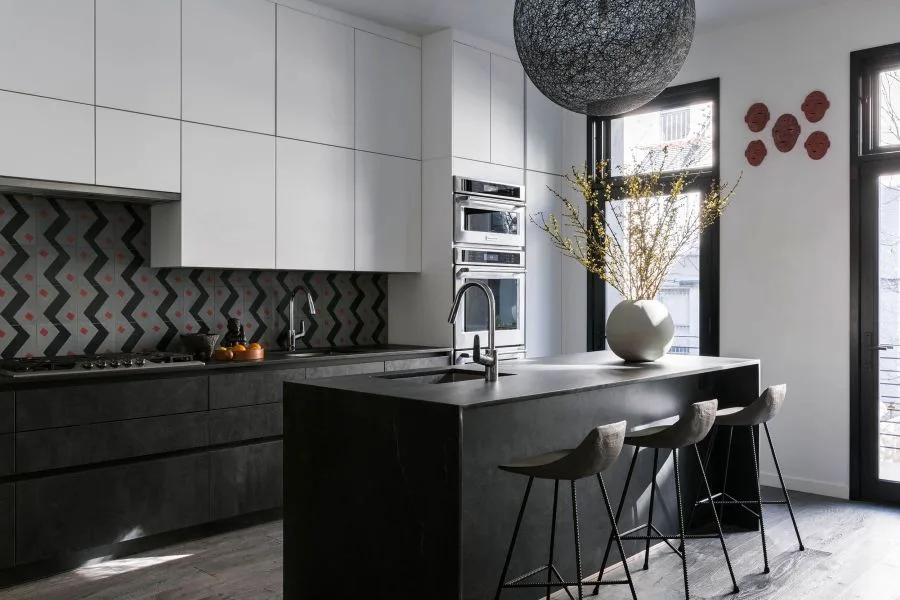 Cocina en negro, blanco y gris
