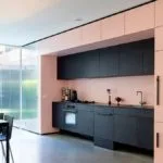 Cocina negra con rosa palo