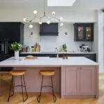 Cocina rosa pálido, azul, blanco y madera