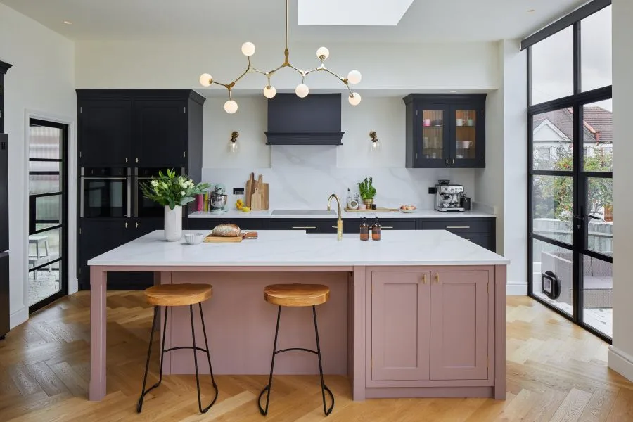 Cocina rosa pálido, azul, blanco y madera