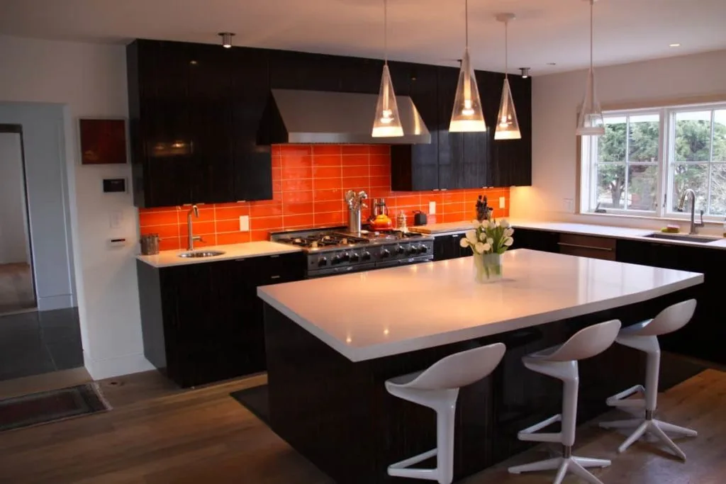 Cocina en colores gris, naranja y negro