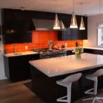 Cocina en colores gris, naranja y negro