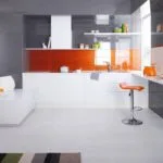 Cocina gris, naranja y blanco