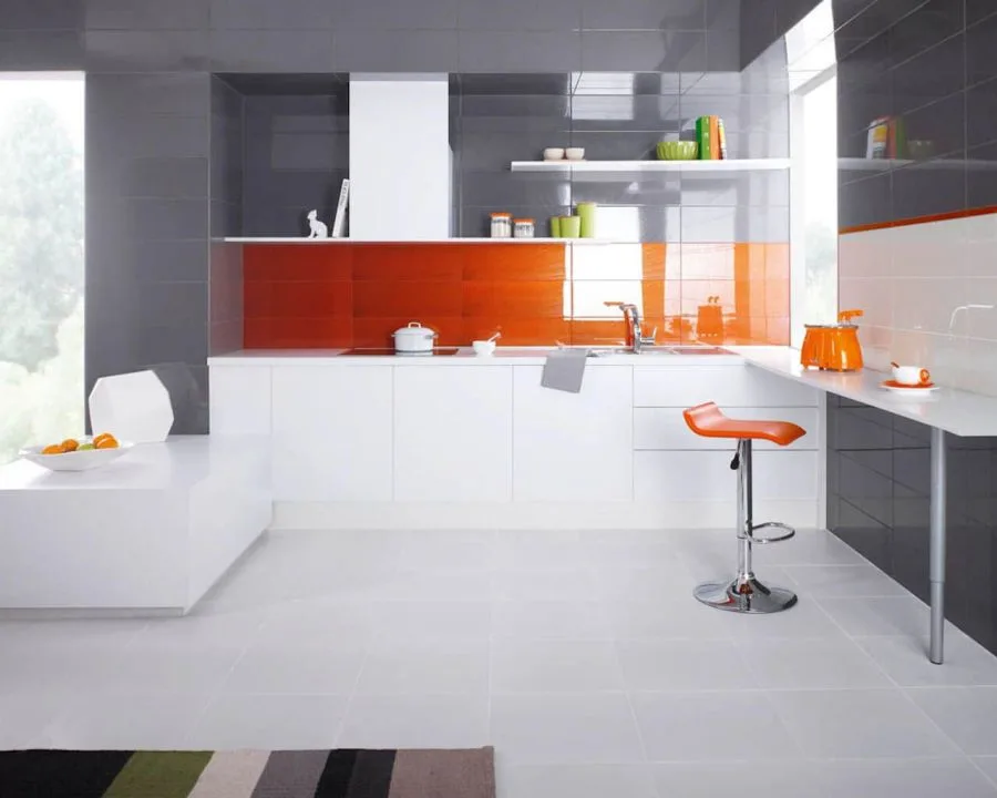 Cocina gris, naranja y blanco