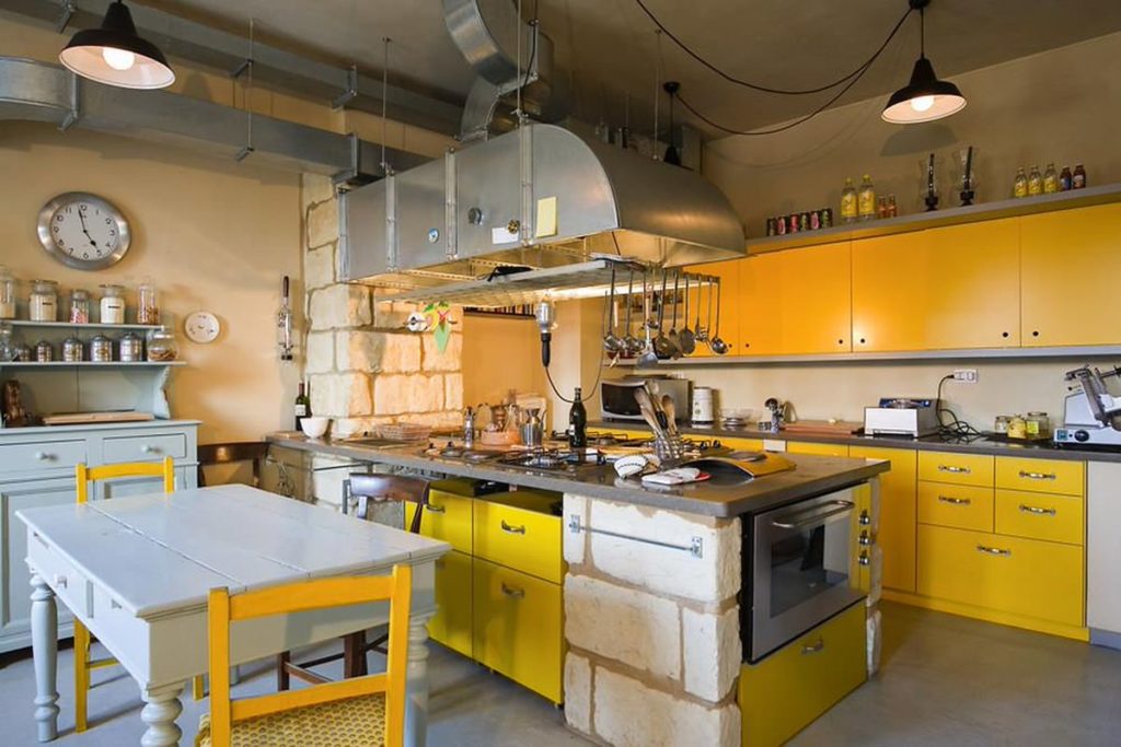 Cocina industrial en amarillo