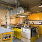 Cocina industrial en amarillo