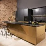 Cocina en metálico dorado con negro