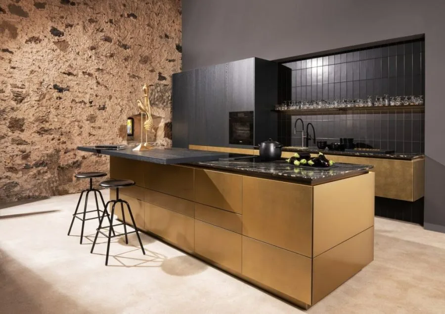 Cocina en metálico dorado con negro