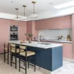 Cocina rosa pálido con azul