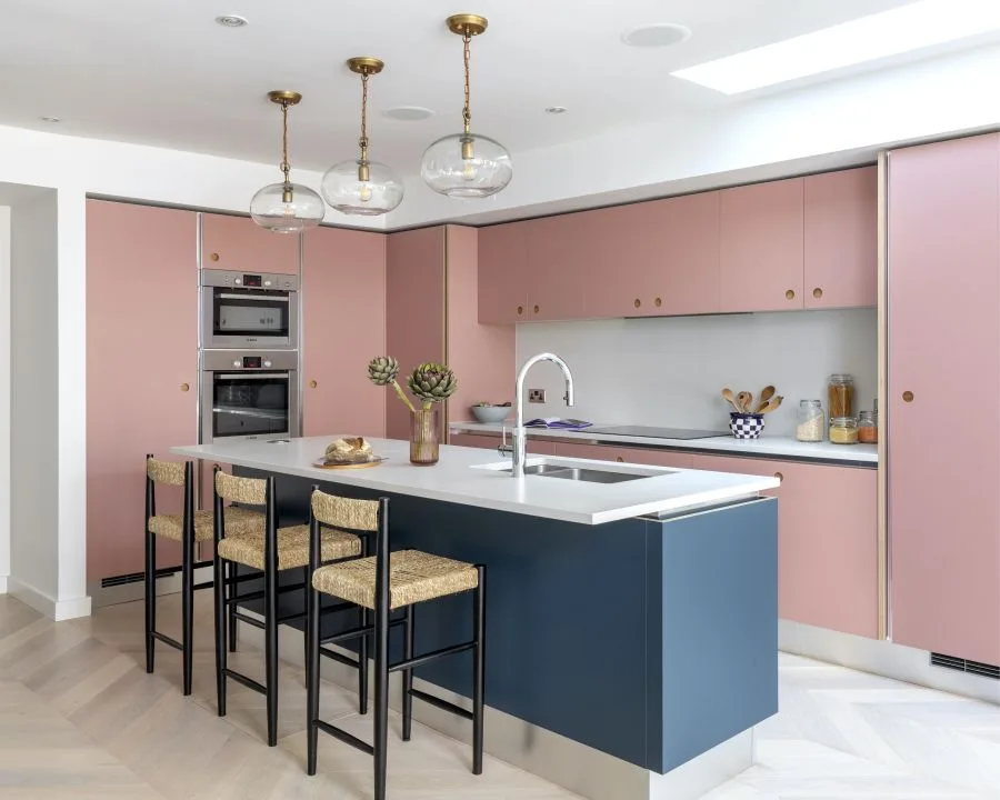 Cocina rosa pálido con azul