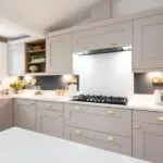 Cocina color topo